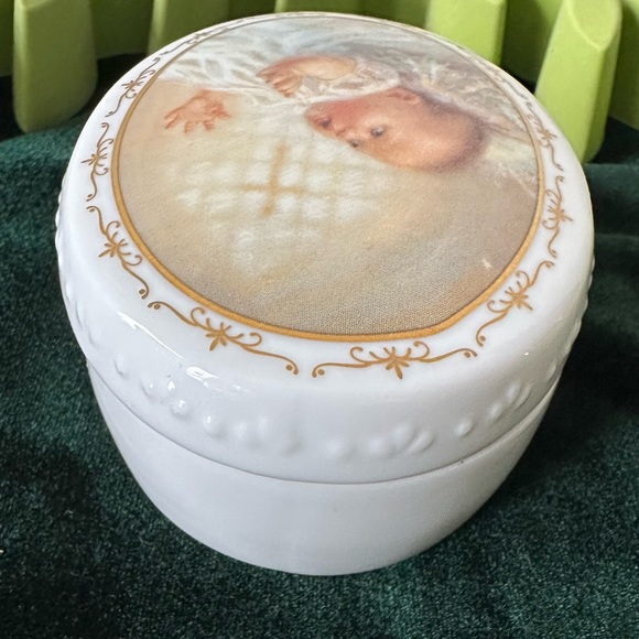 Porcelain trinket with cover by artist Katherine Andrews Fincher. - Picture 6 of 11